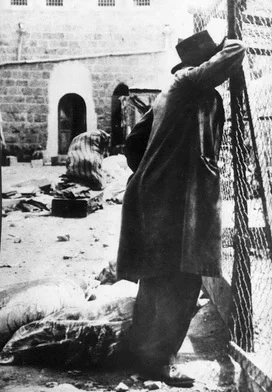 A man reacts during the aftermath of the Hebron massacre in 1929. (Public domain)