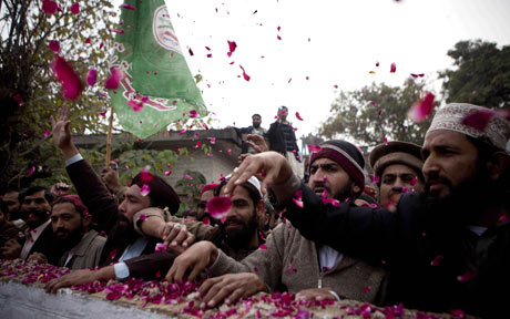 Supporters chant slogans in favor of Mumtaz Qadri Supporters chant slogans in favor of Mumtaz Qadri